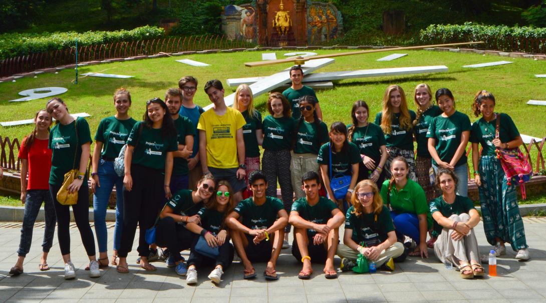 Een groep studenten verkent Cambodja tijdens hun vrijwilligerswerk reis. Een team van Projects Abroad vrijwilligers die deelnemen aan een groepsreis nemen een foto bij Wat Phnom in Cambodja.